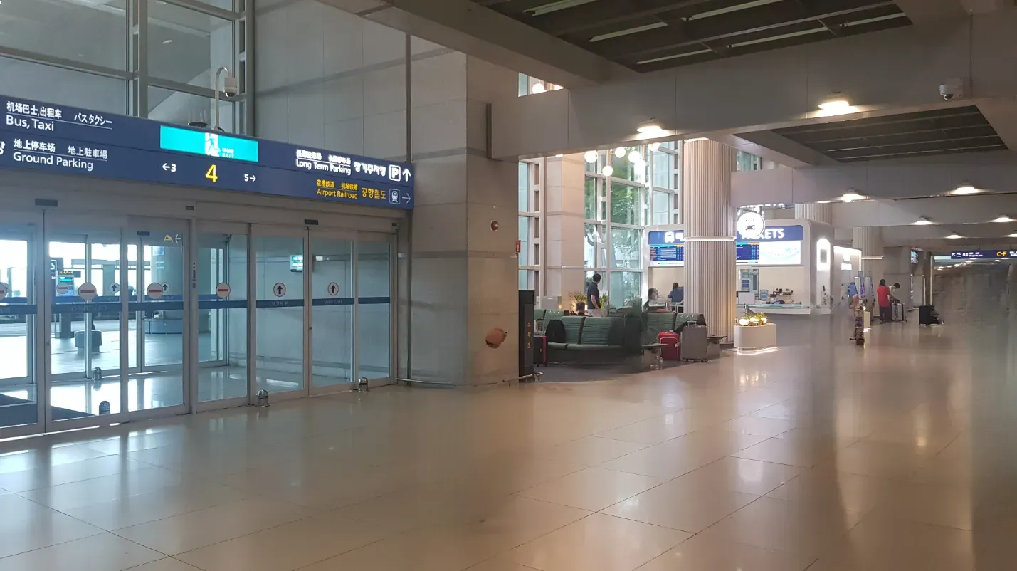 제1여객터미널 1층 외부 무인발권기들