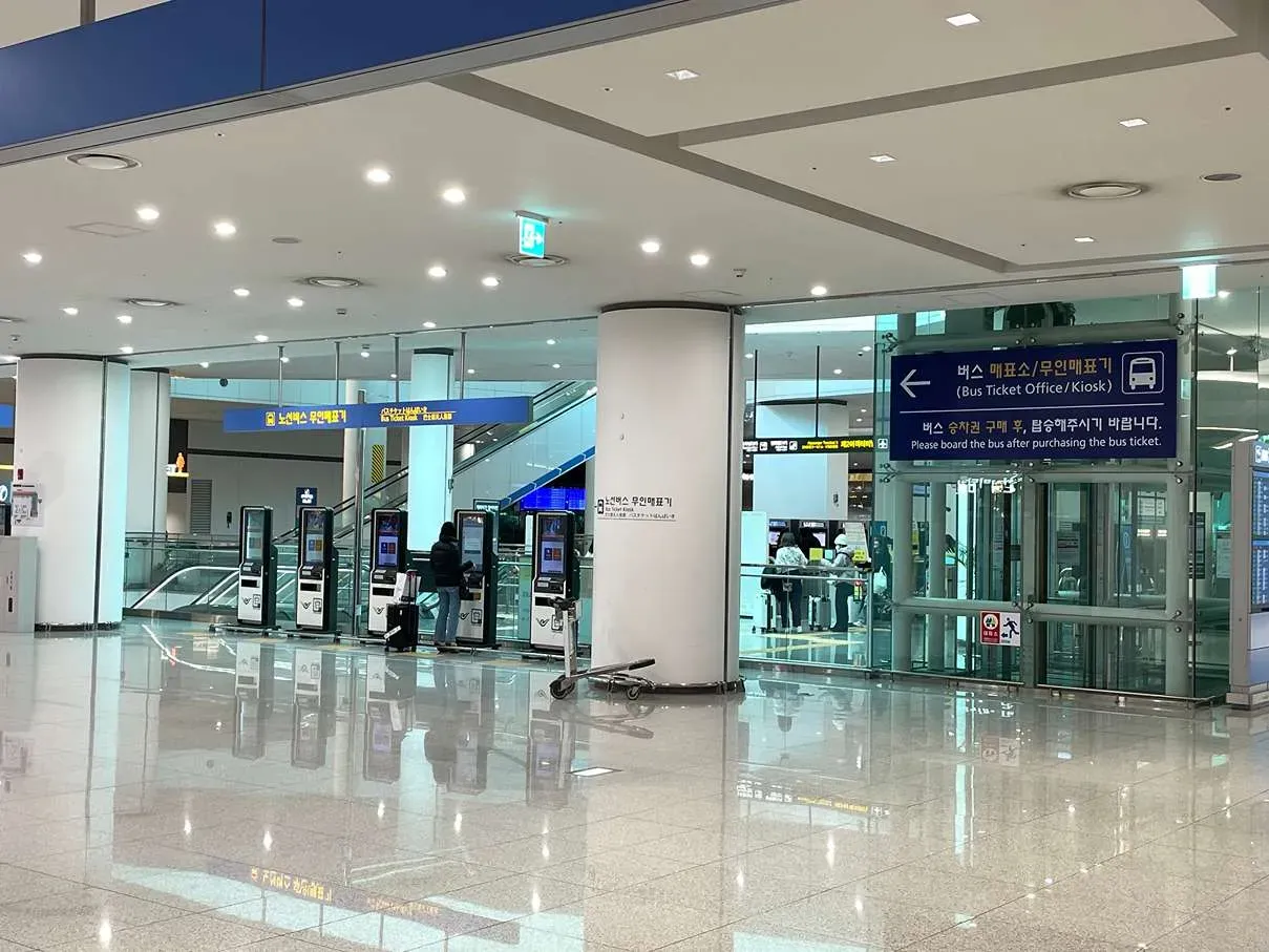 제2여객터미널 교통센터 지하 1층 무인발권기 사용 모습 (2)