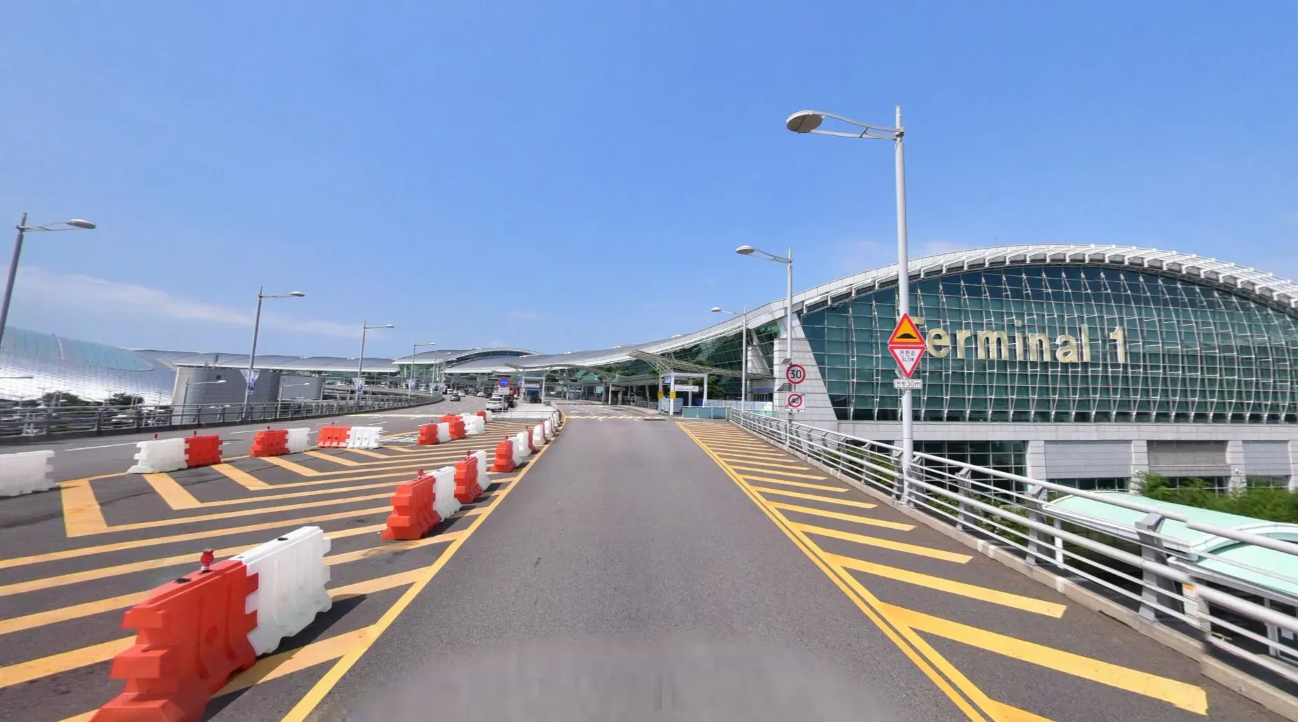 제1여객터미널 3층 출국장 공항버스 하차 구역 풍경