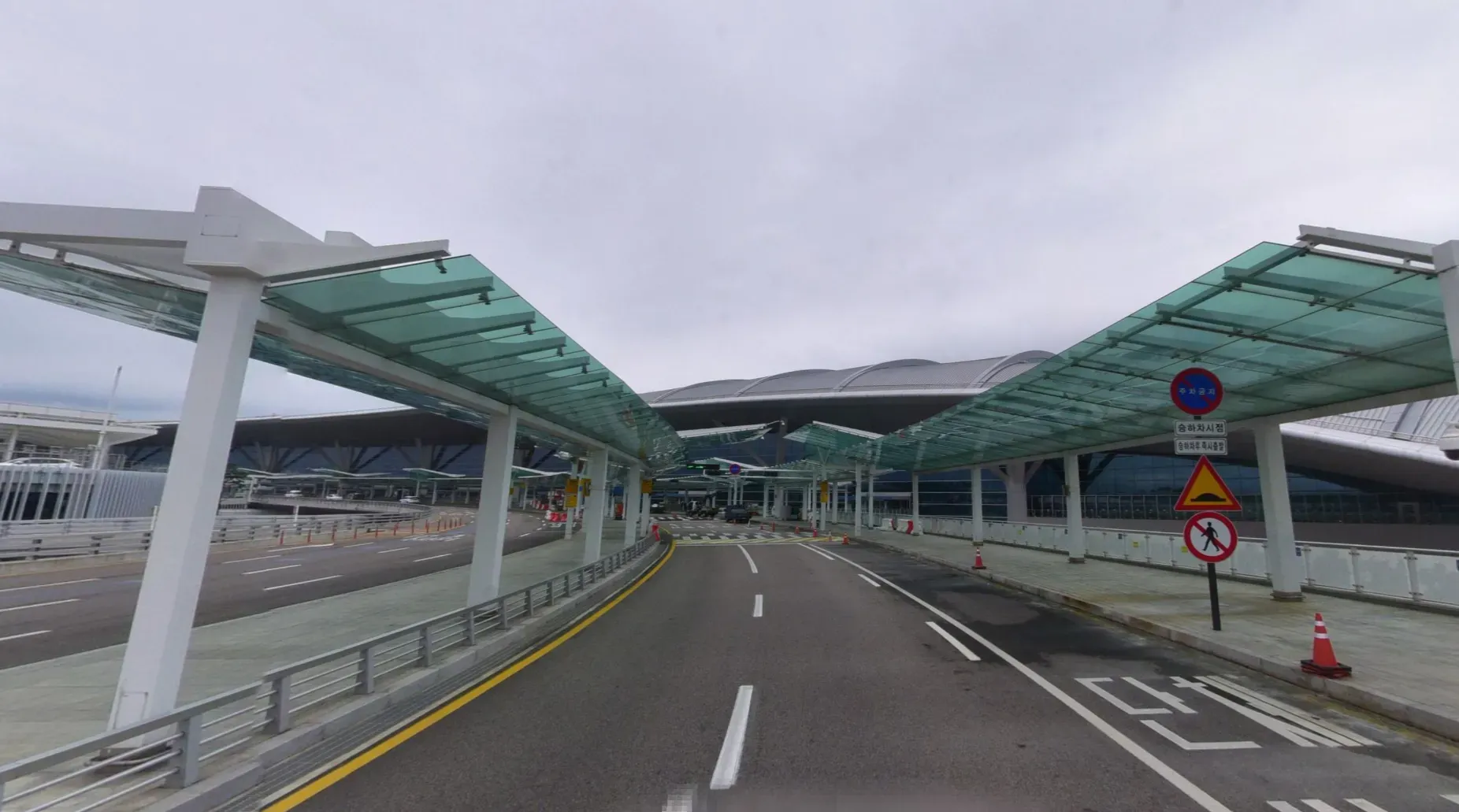 제2여객터미널 3층 출국장 버스 하차 구역 풍경