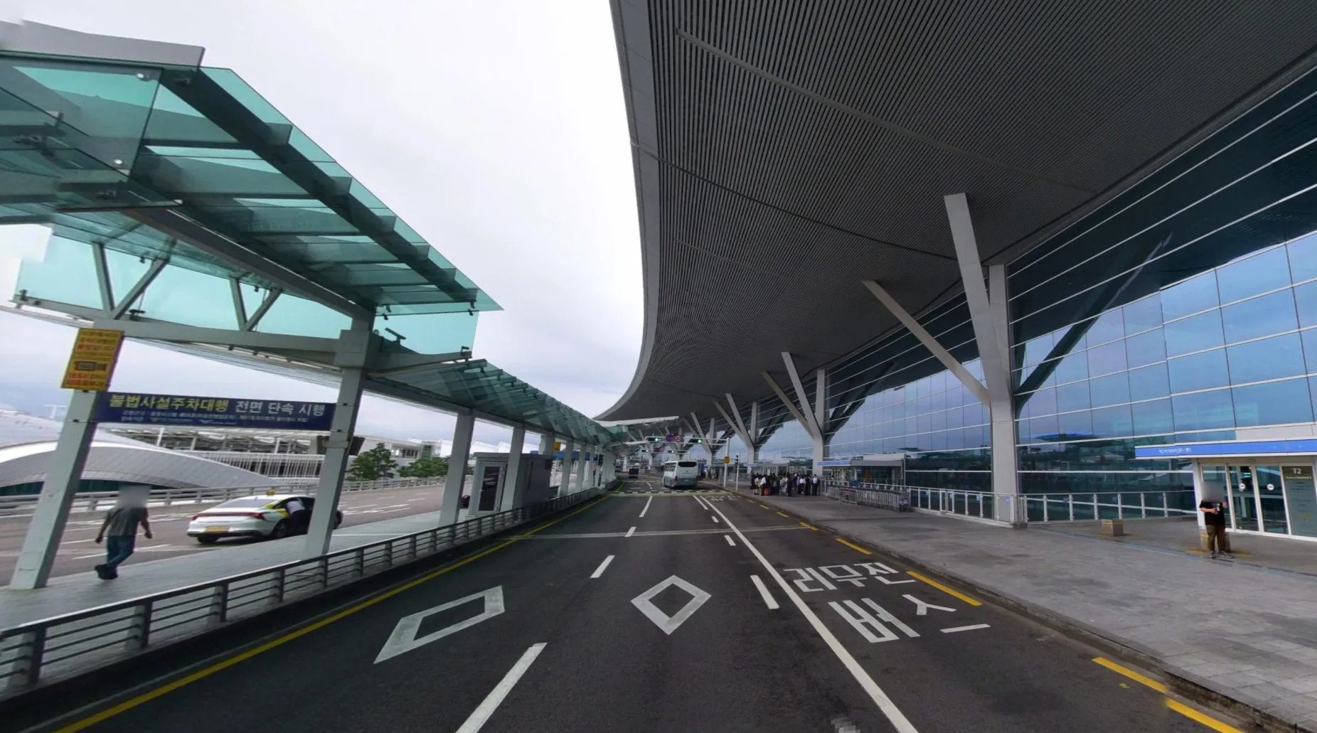 Terminal 2 arrivals exit near bus drop-off