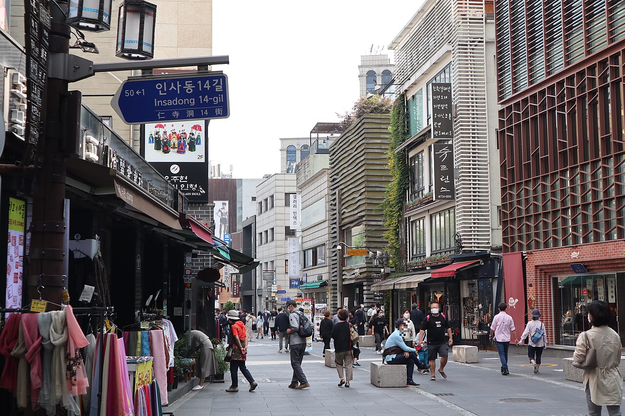 Insa-dong street atmosphere in Seoul